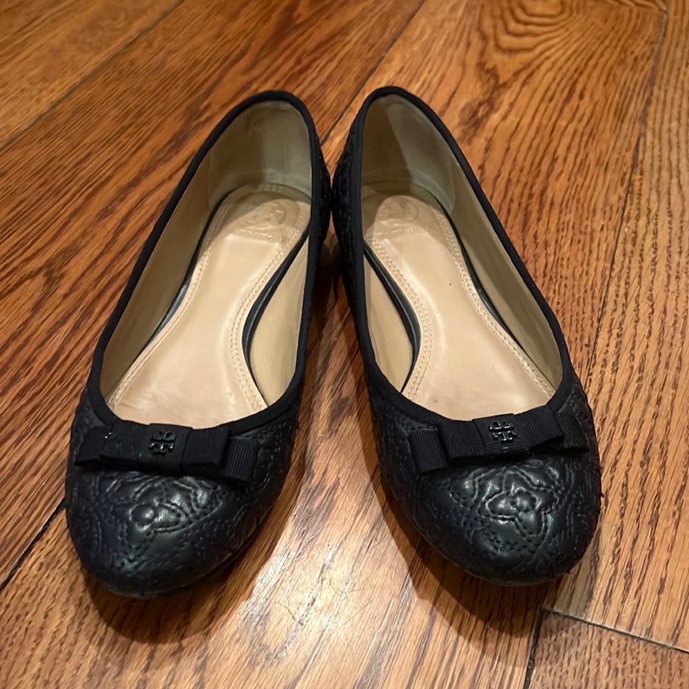 TORY BURCH Embroided Navy Flats.  Size 7M